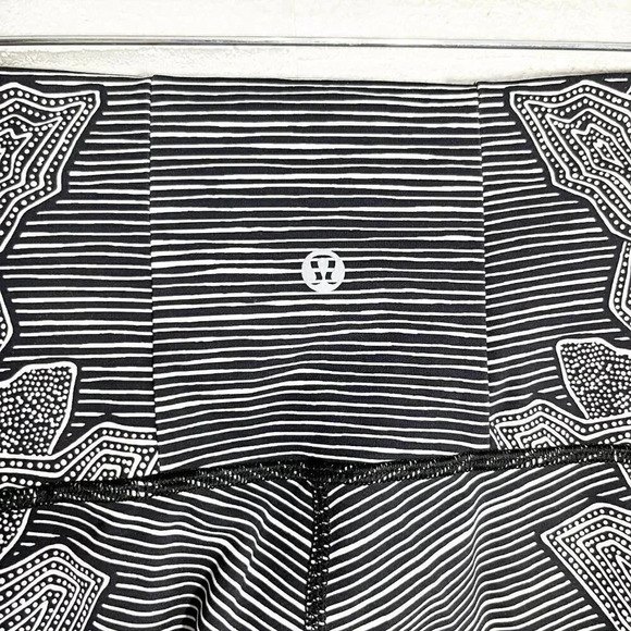 Lululemon Black & White Floral Dottie Tribe Cropped Wunder Under Women's Size 4 - Picture 5 of 8